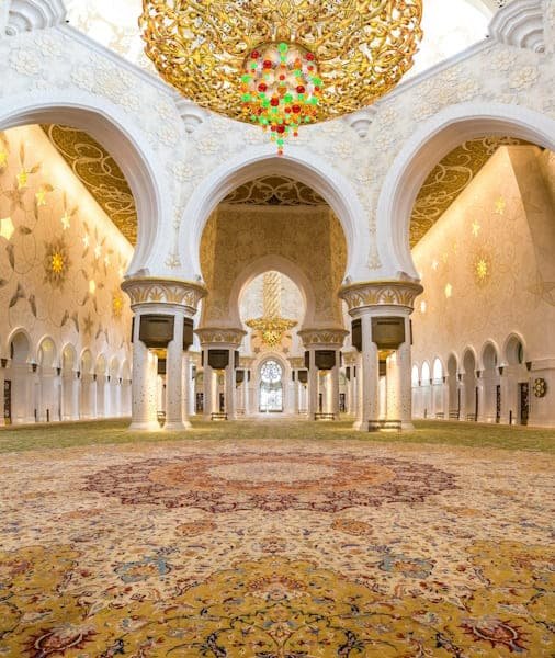 World’s largest carpet in the Grand Mosque